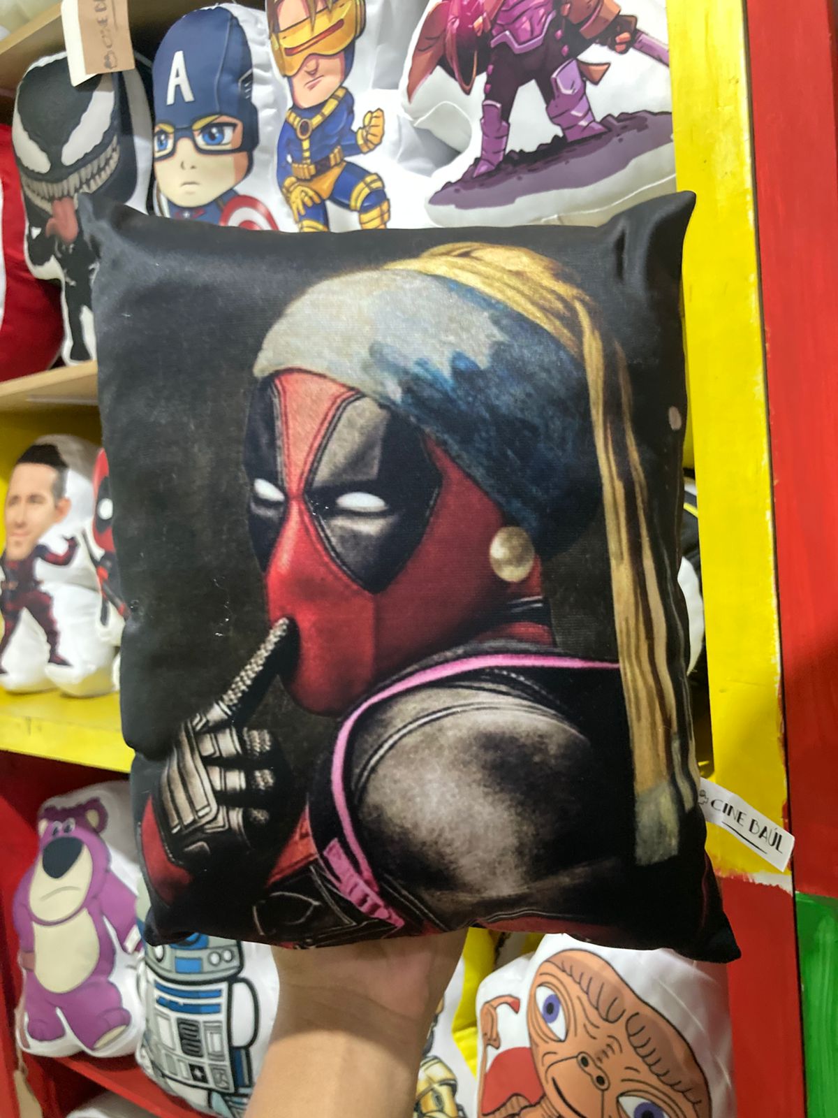 Almohada Deadpool Portada