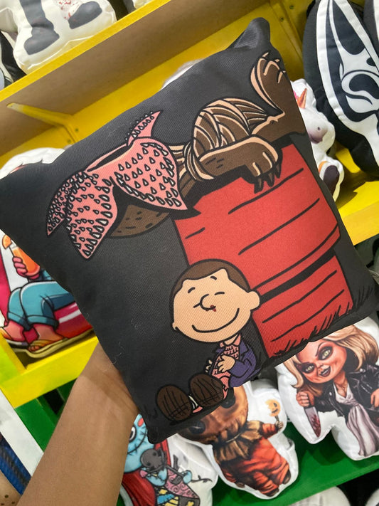 Almohada Snoopy Stranger
